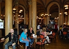 Café Central, eines der schönsten Wiener Kaffeehäuser, vorne links die Skuptur des Wiener Originals und Kaffeehausliterats Peter Altenberg.